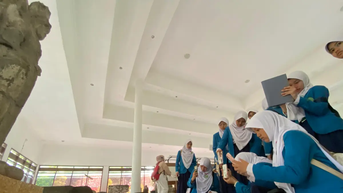 ANTUSIAS: Ratusan siswa Madtsanda mencari angle terbaik saat memotret benda-benda bersejarah di Museum Airlangga dalam School Journalist Trip kemarin (27/4). (Hilda Nurmala Risani/JPRK)