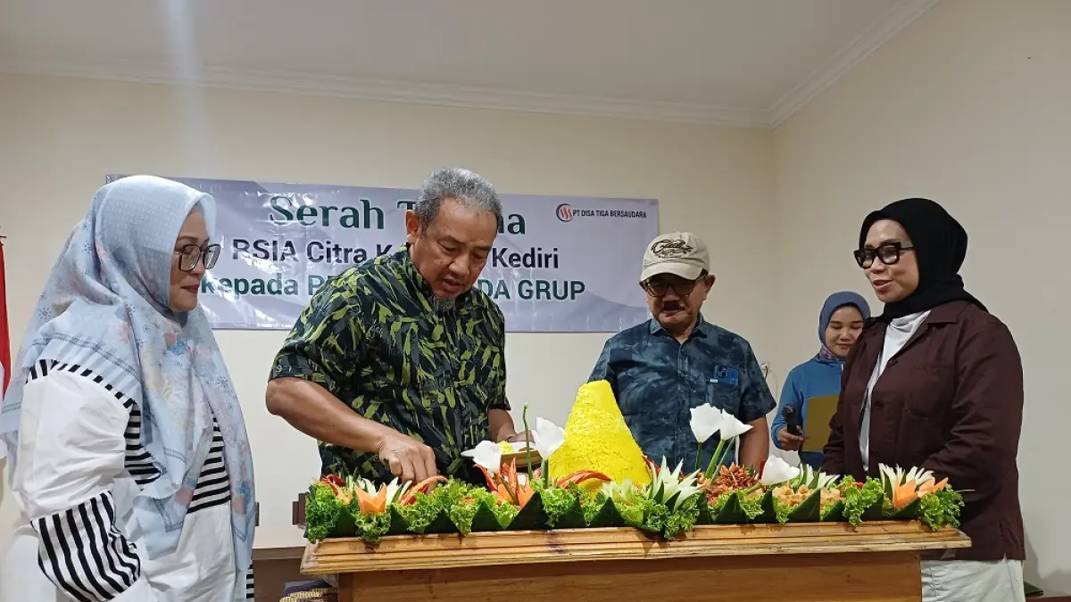 Endang Susilowati dan suaminya, dr Sadi Hariono (1 dan 2 dari kanan) saat mengikuti acara tumpengan di RSIA Citra Keluarga pada Selasa (7/4). (Foto: Ayu Isma)
