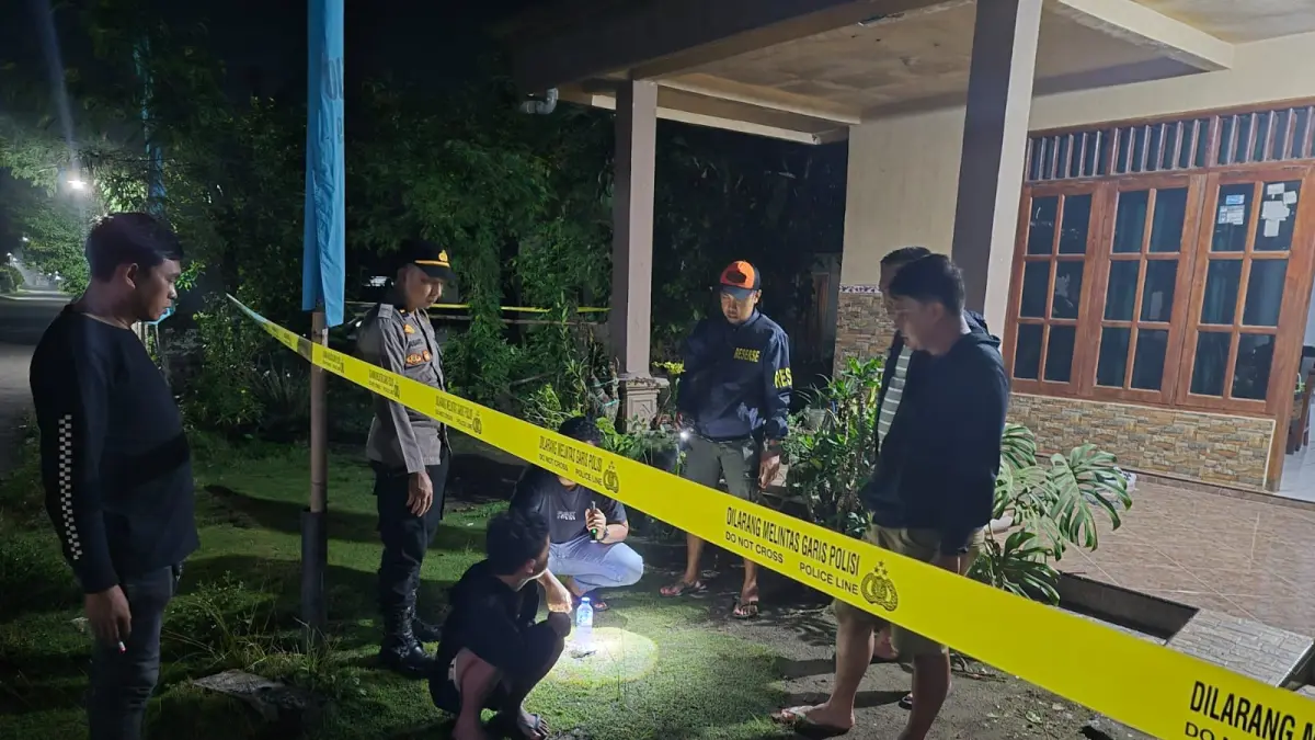 Tim Polres Kediri saat lakukan olah TKP ledakan mercon yang lukai siswa SD di Wates