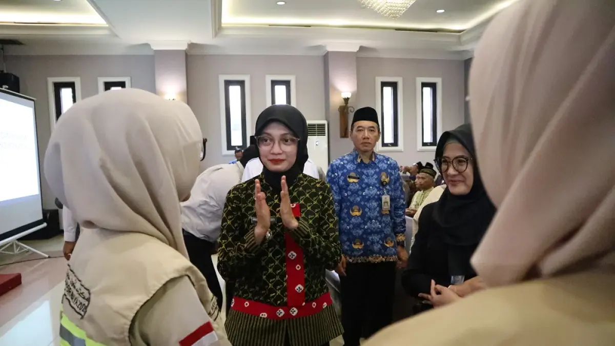 Wali Kota Kediri Vinanda Prameswati saat memberikan arahan kepada petugas haji daerah usai menghadiri pembekalan kesehatan haji, Senin (27/4). (Foto: Ayu Isma)