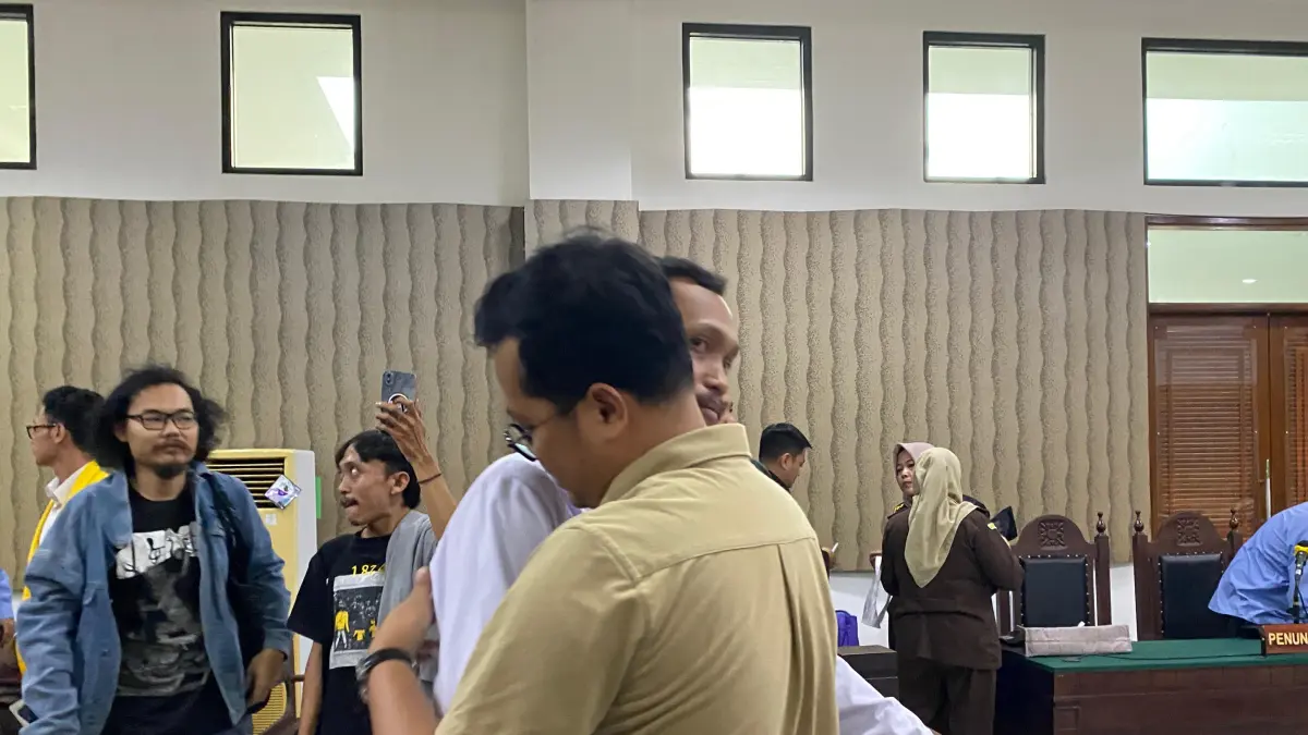 BEBAS: Terdakwa kasus aksi demo akhir Agustus tahun lalu Ahmad Faiz dinyatakan bebas oleh majelis hakim PN Kediri. (Hilda/JPRK)