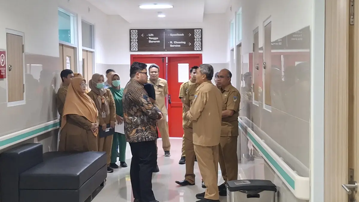 Bupati Dhito Jenguk Pasien Terduga Keracunan MBG di RS Simpang Lima Gumul Kediri.