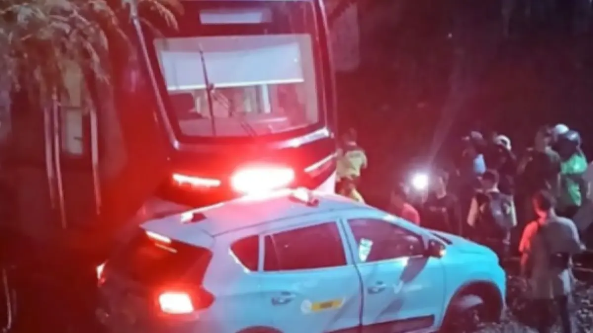  Commuter line (KRL) jurusan Cikarang menabrak kendaraan roda empat yang mogok di perlintasan kereta api dekat stasiun Bekasi Timur, Jawa Barat, Senin (27/4/2026). ANTARA/video warga/aa.