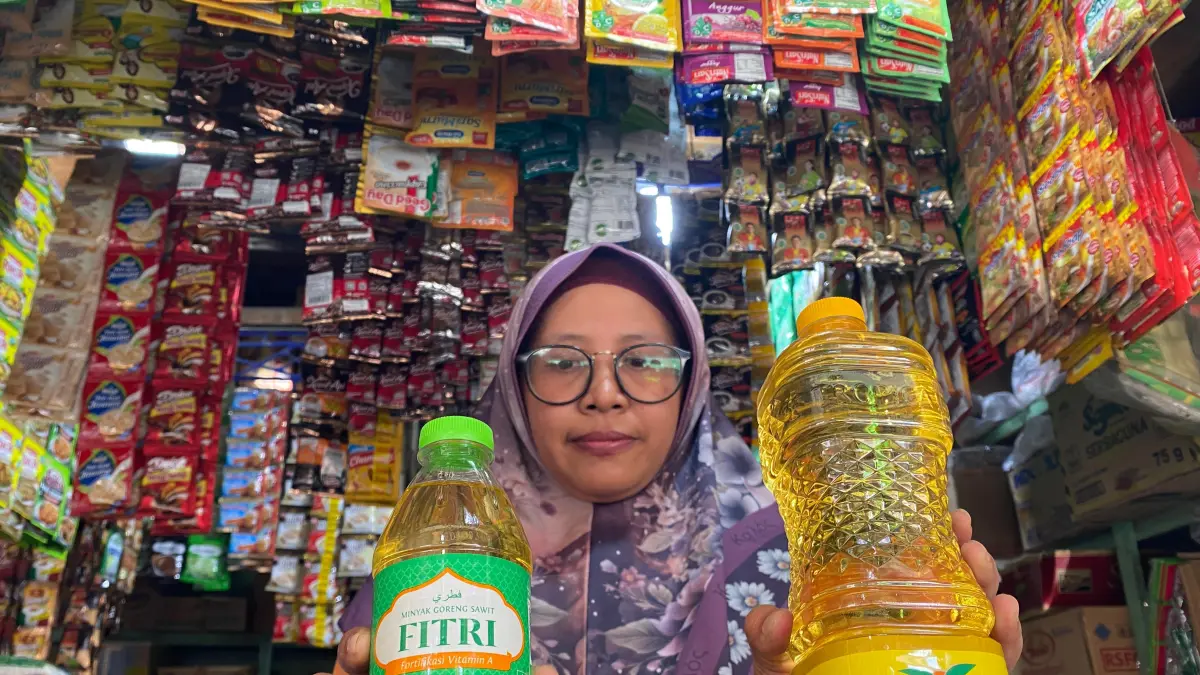 Pedagang menunjukkan migor yang di jual di kiosnya. (Hilda/JPRK)