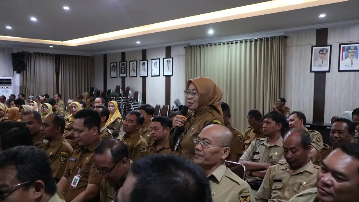 Salah satu lurah di Kota Kediri saat berbicara di forum sosialisasi program pembangunan daerah berbasis kelurahan "Merata" yang dihadiri Wali Kota Kediri Vinanda Prameswati, Selasa (28/4).