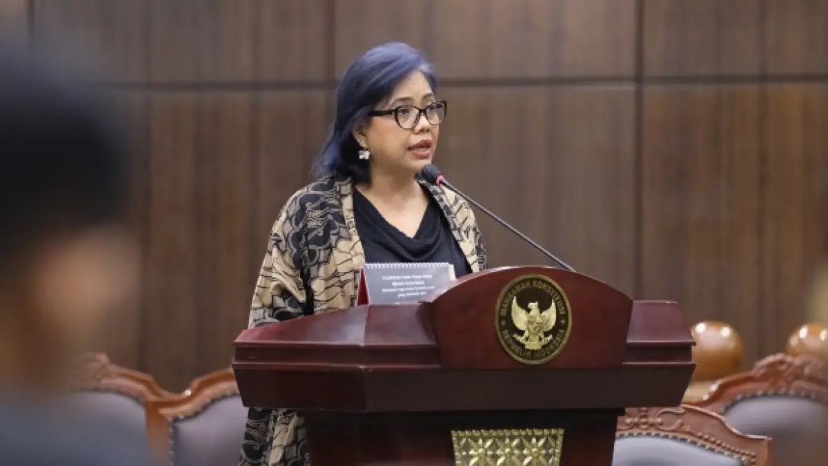 Bivitri Susanti mewakili Pihak Terkait dari CALS menyampaikan keterangan pada sidang lanjutan uji materiil Undang-Undang Nomor 17 Tahun 2025 tentang Anggaran Pendapatan dan Belanja Negara, Selasa (28/04) di Ruang Sidang MK. Foto Humas/Ifa (www.mkri.id)