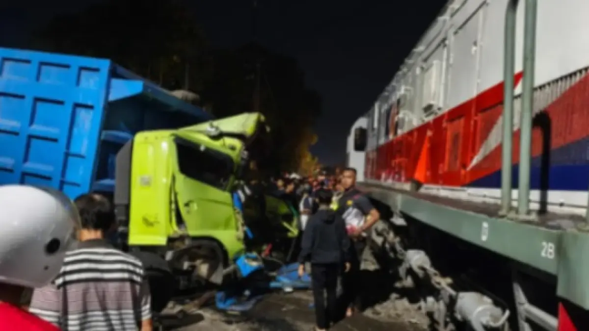 KA Commuter Line Dhoho dengan sebuah truk yang mogok di perlintasan Jalan Imam Bonjol, Kota Blitar, Selasa malam (28/4). (Humas KAI Daop 7 Madiun)