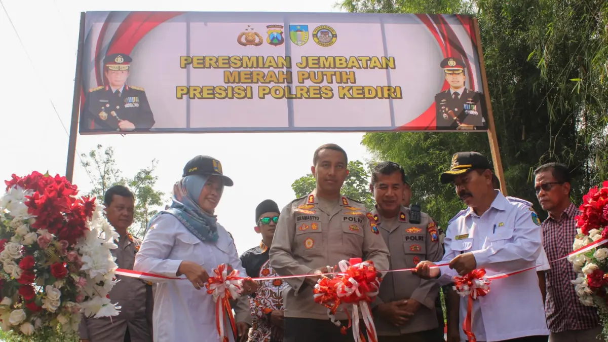 Momen ketika Kapolres Kediri bersama Wakapolres dan Kapolsek serta Pemkab Kediri meresmikan jembatan merah putih presisi