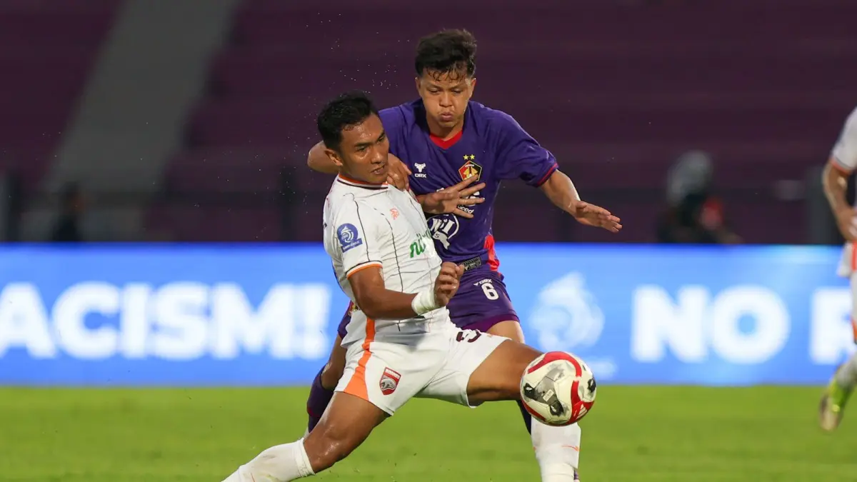 Gelandang Persik Kediri Bayu Otto berduel melawan pemain Borneo FC Samarinda. (WAHYU ADJI/JPRK)