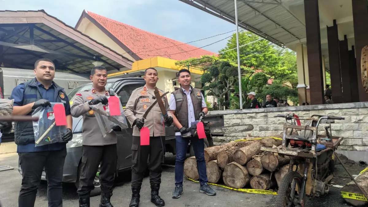 Saat Kapolres bersama Wakapolres, Kasat Reskrim dan Kanit Tipidter menunjukkan barang bukti. 
