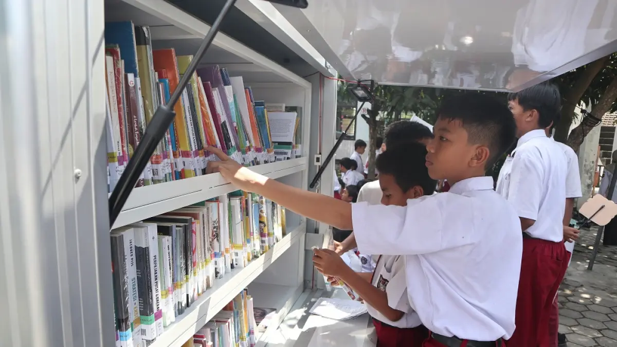 Siswa SDN Ngletih 1 antusias memilih buku dari mobil perpustakaan keliling yang baru diluncurkan Pemkot Kediri di Hari Buku Sedunia, Rabu (29/4). (Foto: Ayu Isma)
