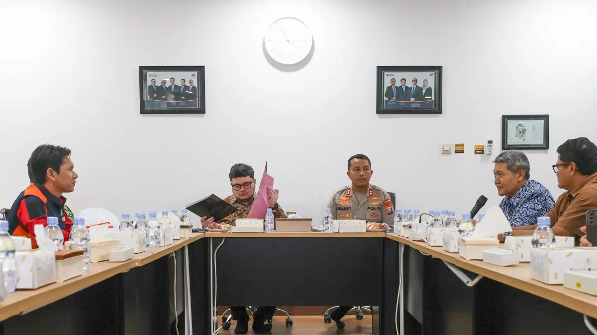 DUDUK BERSAMA: Bupati Dhito dan Kapolres AKBP Bram bersama instansi terkait melakukan pengecekan progress pembangunan SR Kediri. (WAHYU ADJI F/JPRK)