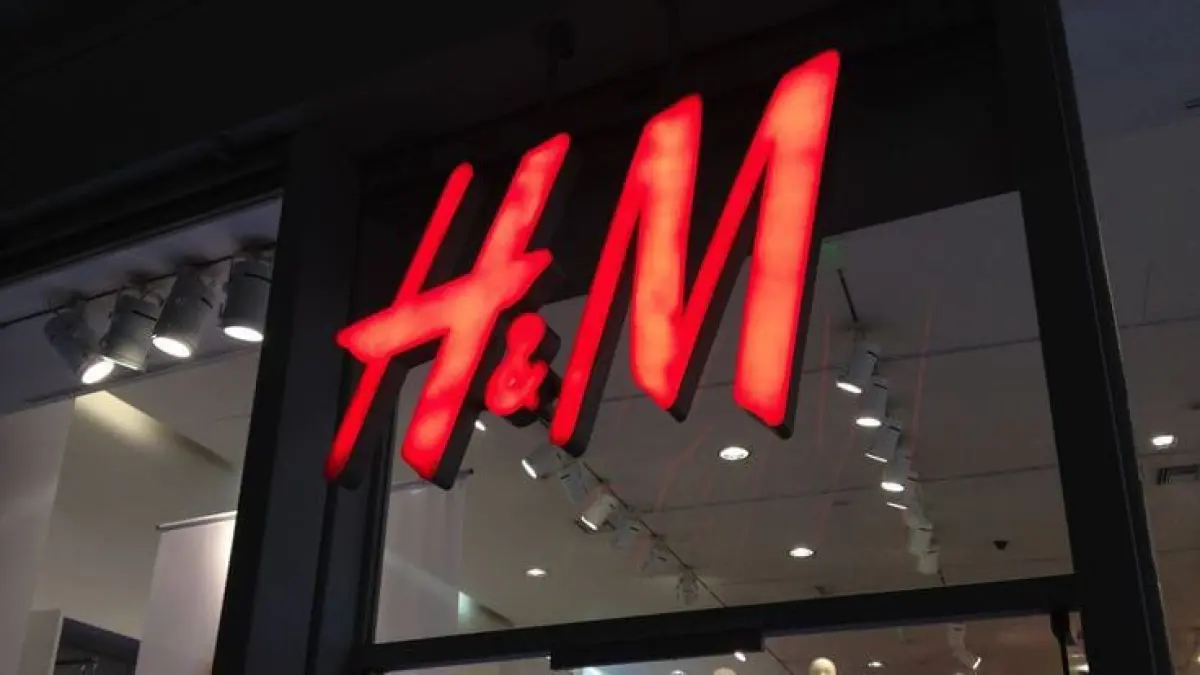 Ilustrasi Logo H&M