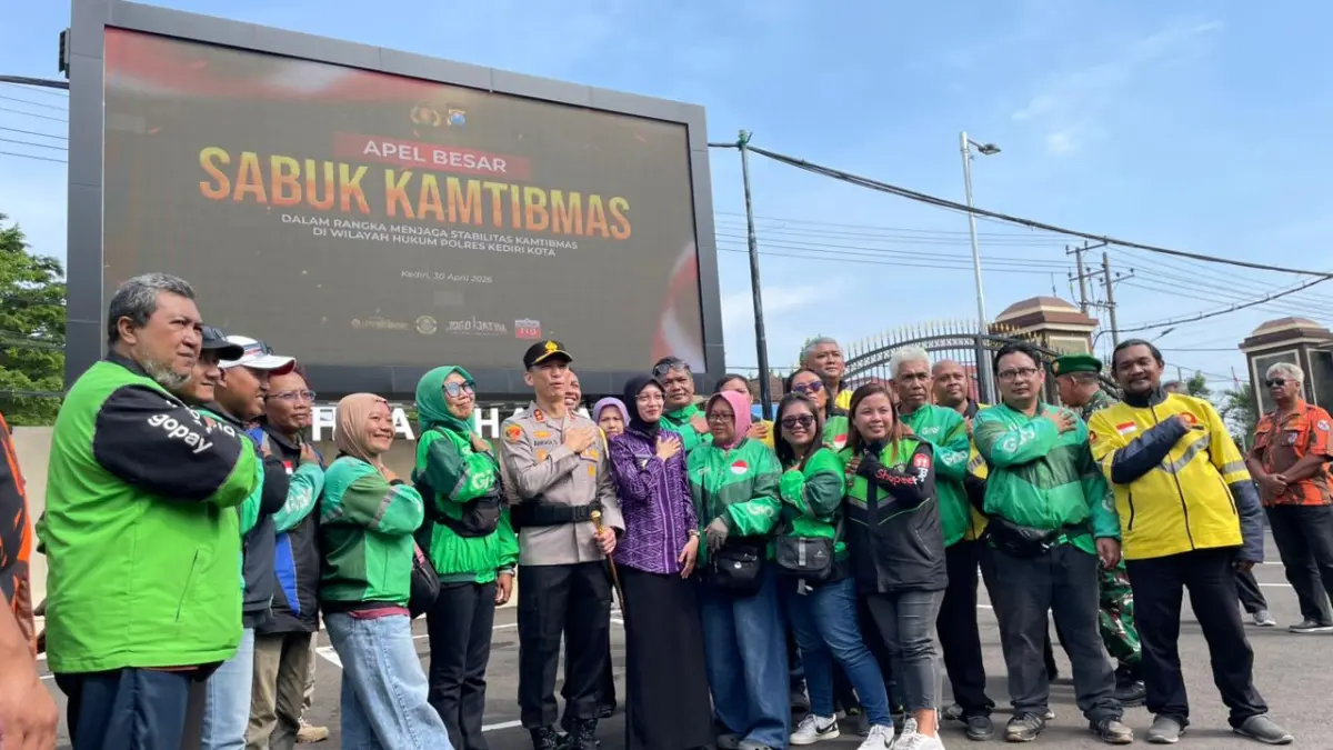 Kapolres Kediri Kota AKBP Anggi dan Wali Kota Vinanda saat apel besar sabuk kamtibmas. (HIMALAYA AZZAHRA)