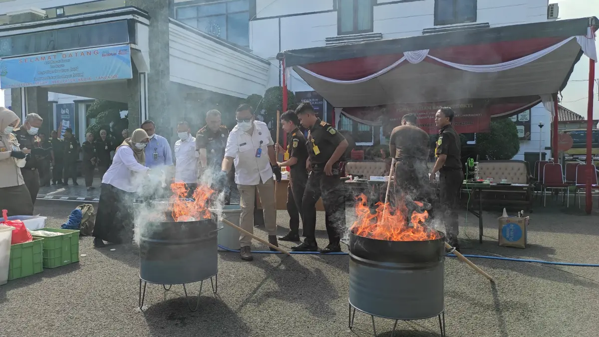 Kejari Kabupaten Kediri dan instansi terkait melakukan pemusnahan barang bukti yang sudah memiliki kekuatan hukum tetap (Diana Yunita)

