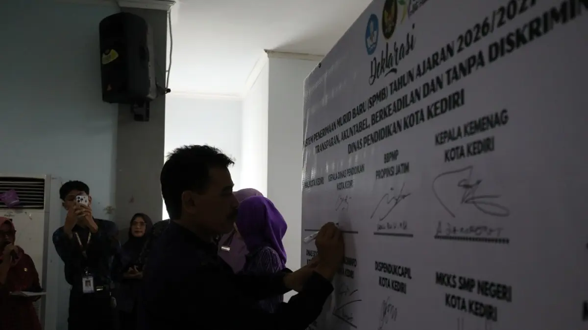 Kepala Dinas Pendidikan Kota Kediri Mandung Sulaksono saat menandatangani deklarasi SPMB 2026 yang akuntabel dan berkeadilan. (Foto: Wahyu Adji)