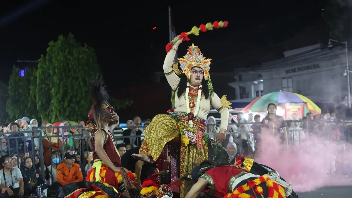 MERIAH: Penampilan pelaku kesenian jaranan saat Dhoho Night Carnival beberapa waktu lalu. Event serupa bisa mendongkrak ekonomi. (FOTO: Wahyu Adji/JPRK)