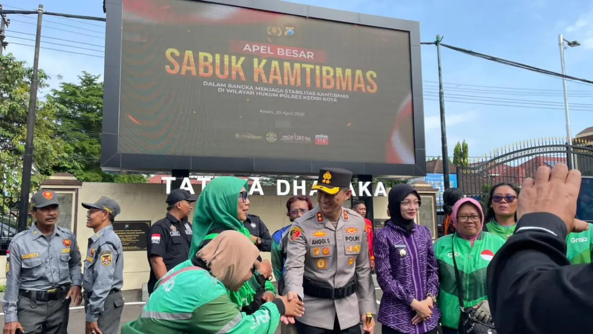 RANGKUL MASYARAKAT: Kapolres Kediri Kota AKBP Anggi Saputra Ibrahim dan Wali Kota Vinanda Prameswati menyapa driver ojol yang mengikuti Apel Gelar Sabuk Kamtibmas di halaman Mapolres Kediri Kota kemarin. (Himalaya Azzahra/JPRK)