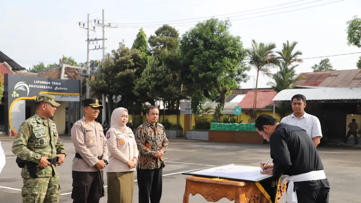 Ratusan elemen masyarakat dari berbagai latar belakang berkumpul dalam Apel Besar Sabuk Kamtibmas di lapangan belakang Mapolres Kediri Polda Jatim.