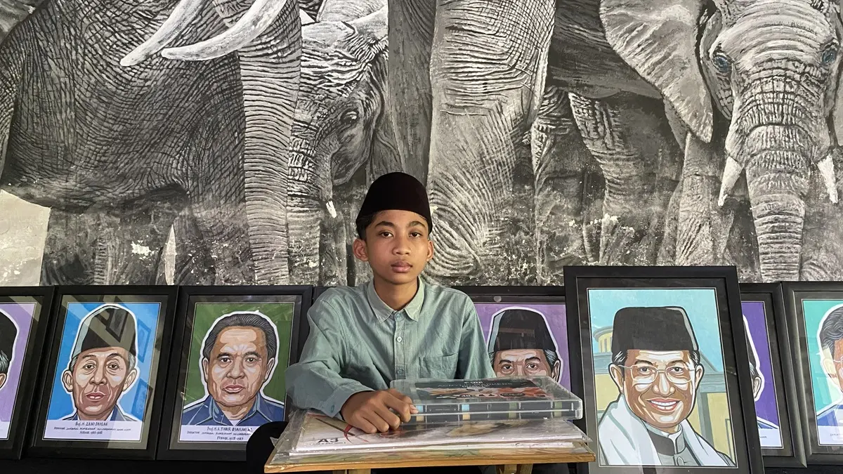 TEMBUS KEMENAG: Rifqi Nadhim berfoto dengan latar beberapa lukisan tokoh karyanya. Goresan tinta siswa MTsN 9 Kediri itu membuat Dirjen Pendidikan Islam Kemenag Amien Suyitno kesengsem. (FOTO: Emilia/JPRK)