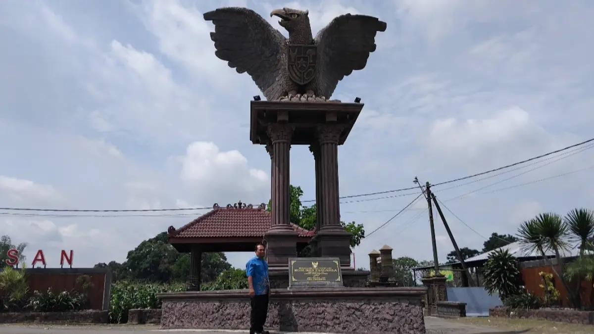 Tugu garuda di Desa Kawedusan jadi lambang kampung pancasila (Diana Yunita)