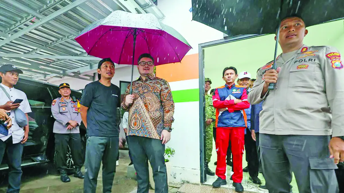Bupati Kediri Hanindhito Himawan Pramana bersama Kapolres Kediri AKBP Bramastyo Priaji lakukan pemantauan di proyek SR, Plosokidul, Plosoklaten. (Foto: Wahyu Adji)