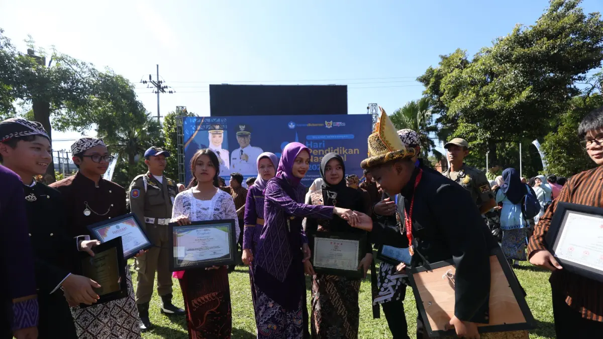 Walikota Kediri Vinanda Prameswati memperingati Hari Pendidikan Nasional 2026 di halaman Balai Kota Kediri. Dia turut mengapresiasi siswa-siswi di Kota Kediri yang berhasil mengukir prestasi di kancah nasional hingga interansional. (Wahyu Adji/JPRK)