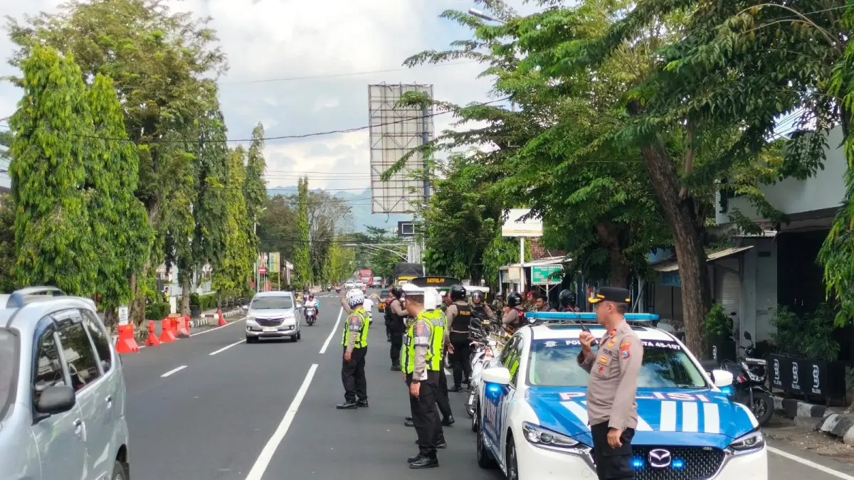 WASPADA: Petugas gabungan melakukan patroli dalam rangka Hari Buruh Internasiomal di depan Kediri Town Square. (Hilda/JPRK)
