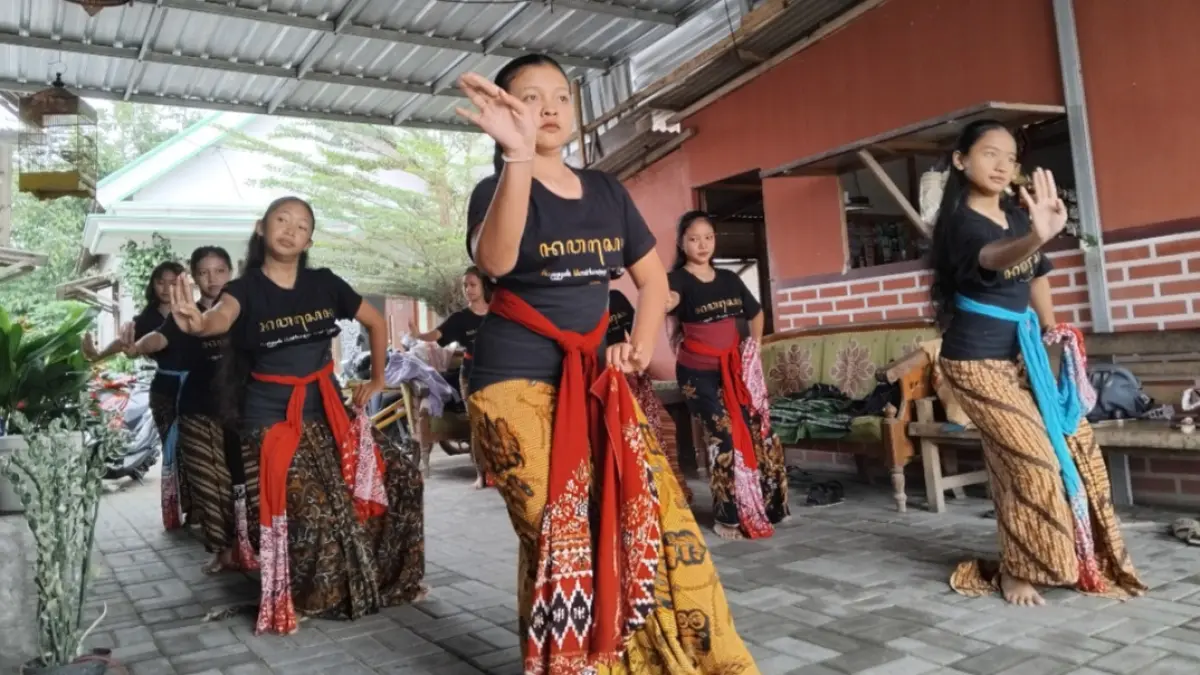 Anggota Sanggar Nawasena tengah berlatih tari tradisional (Diana Yunita)