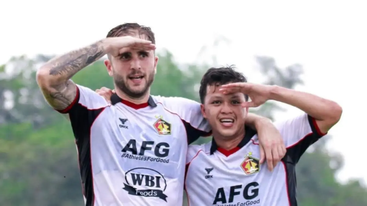 Duo gelandang Persik Kediri Telmo Castanheira dan Bayu Otto.