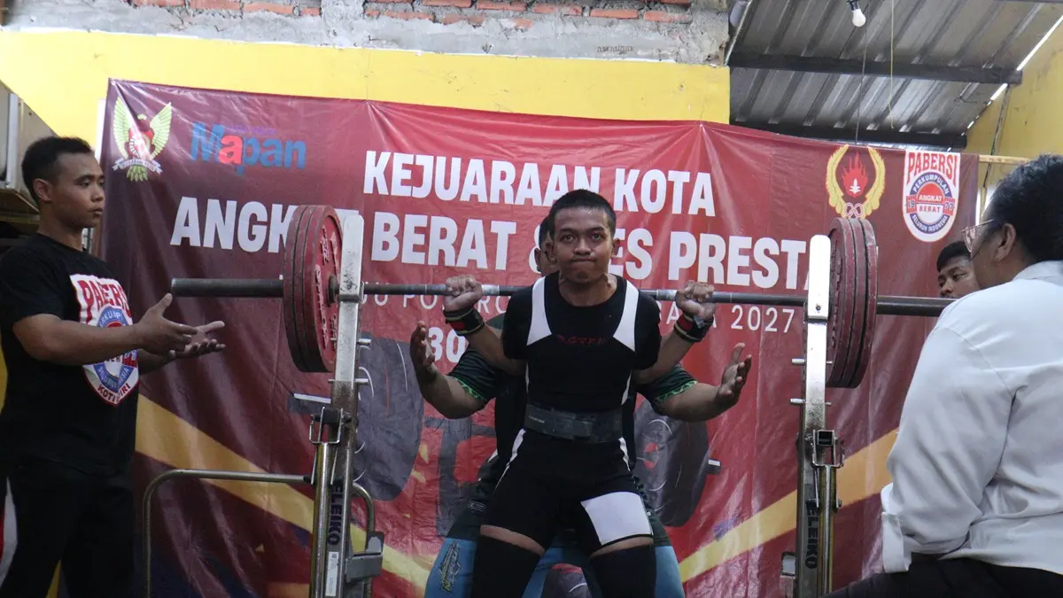 Atlet angkat berat. (FOTO: Emilia/JPRK)