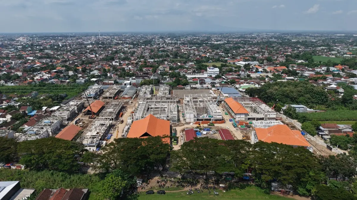 HARUS DIKEBUT: Kompleks Gedung Sekolah Rakyat di Kelurahan Lirboyo, Mojoroto difoto dari udara. Dari puluhan unit bangunan, baru beberapa unit saja yang sudah dipasang atap. Sisanya masih dalam pengerjaan struktur. (Foto: Wahyu Adji)