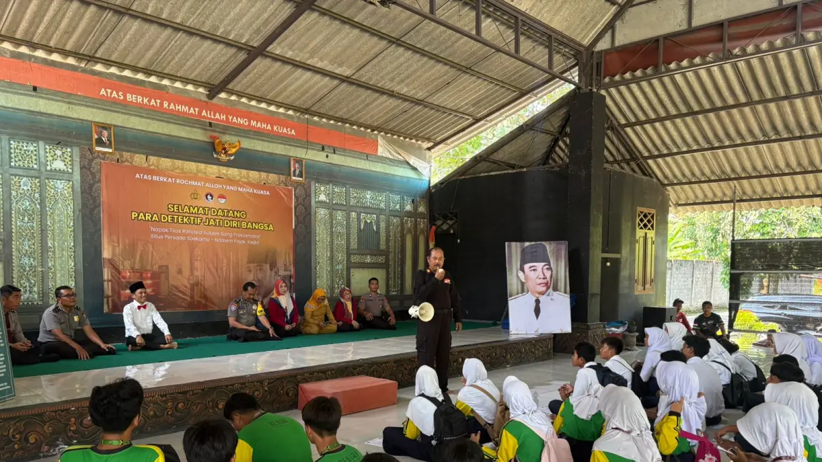 Kapolsek Pagu yang sedang menerangkan terkait Situs Dalem Pojok