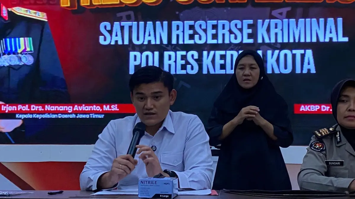 Kasatreskrim Polres Kediri Kota AKP Achmad Elyasarif Martadinata saat memberikan keterangan pers. (Hilda Nurmala Risani)