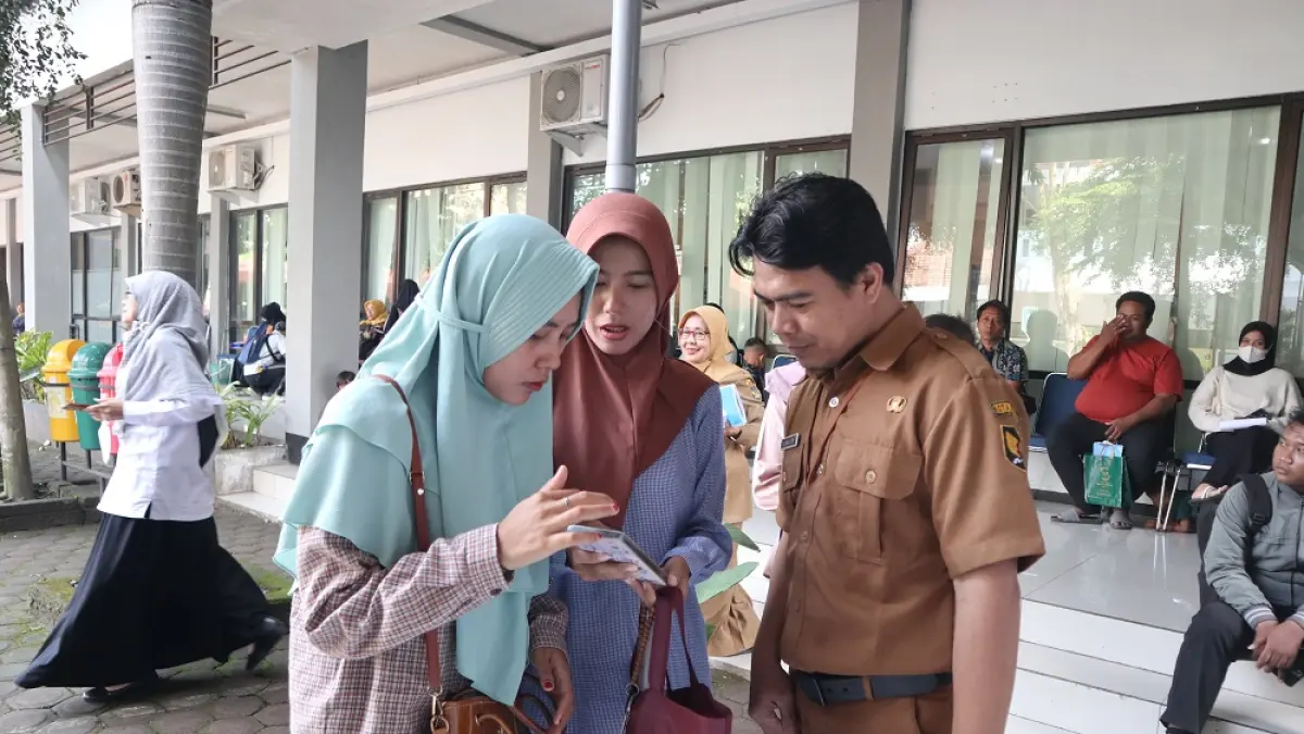 KONSULTASI: Sejumlah orang tua siswa meminta bantuan petugas Dinas Pendidikan Kota Kediri untuk melakukan pendataan agar bisa mendaftar SPMB SD dan SMP, Senin (4/5). (Foto: Ayu Isma)
