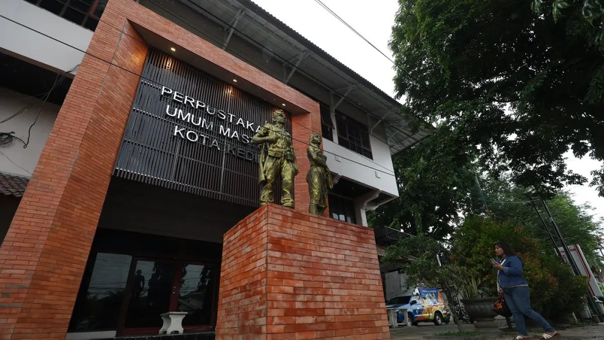 Perpustakaan Umum Kota Kediri yang sudah diperbaiki bagian eksteriornya. (Foto: Wahyu Adji)