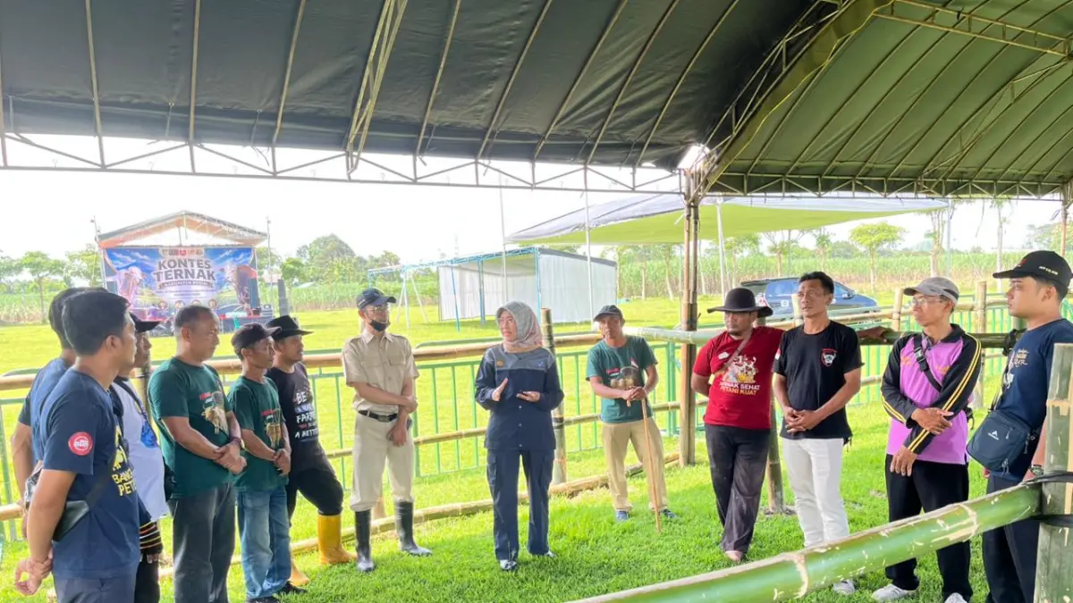 Plt Kepala DKPP Kabupaten Kediri Tutik (tengah) berkoordinasi dengan tim.