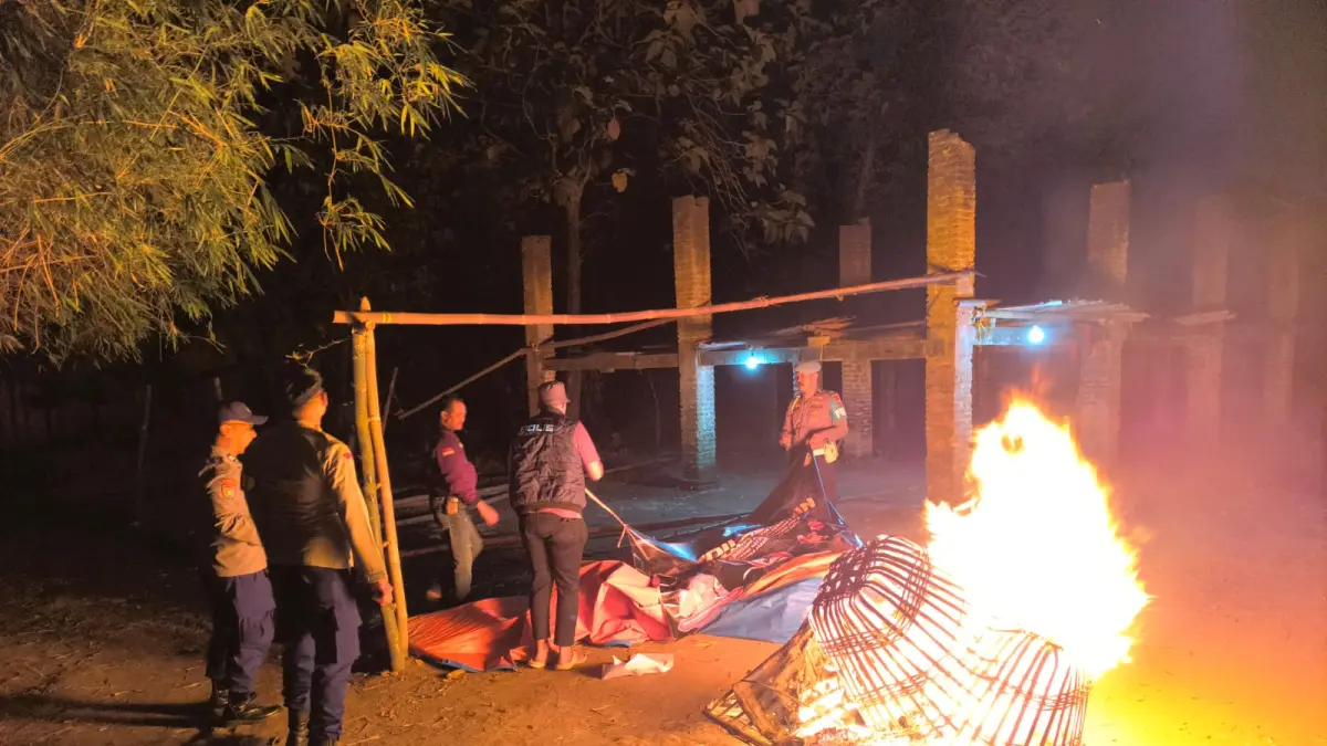 Polsek Ngadiluwih membakar perlengkapan yang diduga digunakan untuk judi sabung ayam.