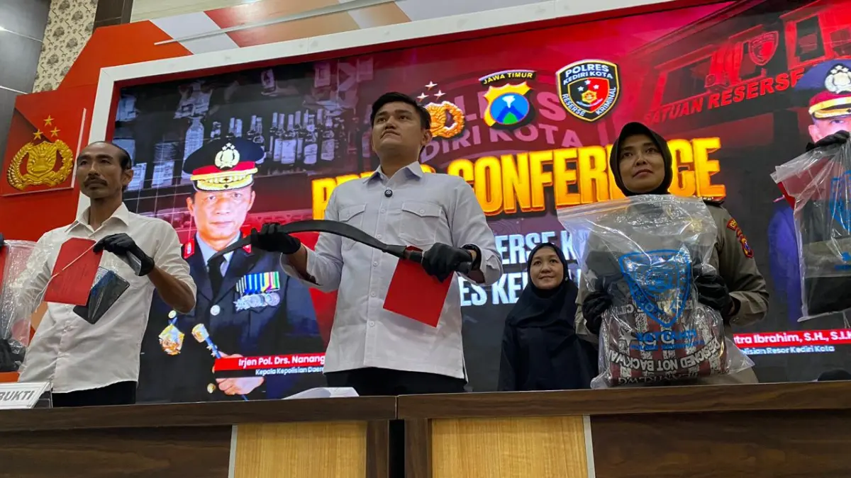 BEBER BUKTI: Kasatreskrim Polres Kediri Kota AKP Achmad Elyasarif Martadinata dan jajaran menunjukkan barang bukti kejahatan. (HILDA NURMALA RISANI/JPRK)