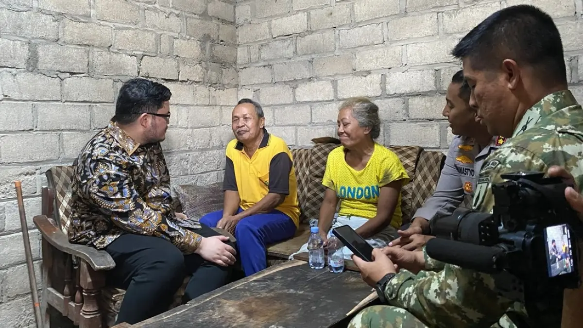 BERI BANTUAN: Bupati Kediri Hanindhito Himawan Pramana (kiri) bersama Dandim 0809 Letkol Inf Dhavid Nur Hadiansyah dan Kapolres Kediri AKBP Bramastyo Priaji mengunjungi pasutri Sumiran dan Leginah yang kehilangan penglihatan akibat katarak kemarin.