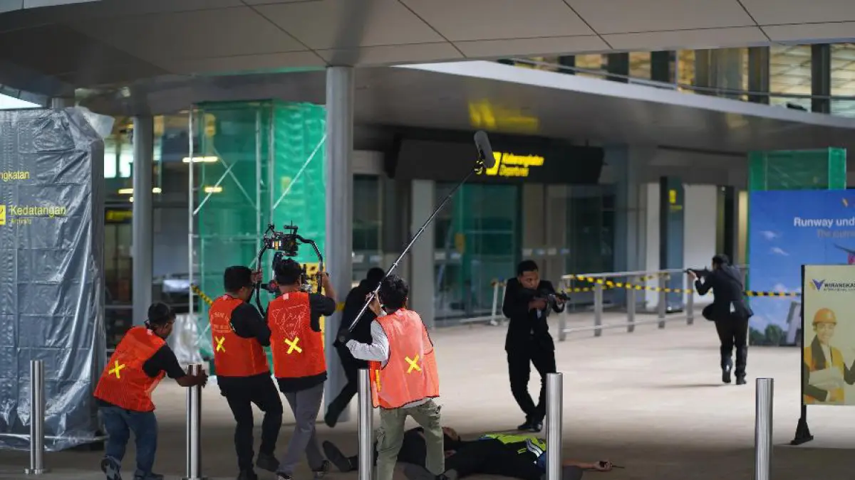 IKONIK: Kru film Zone Merah saat syuting salah satu adegan di kawasan Bandara Internasional Dhoho Kediri.