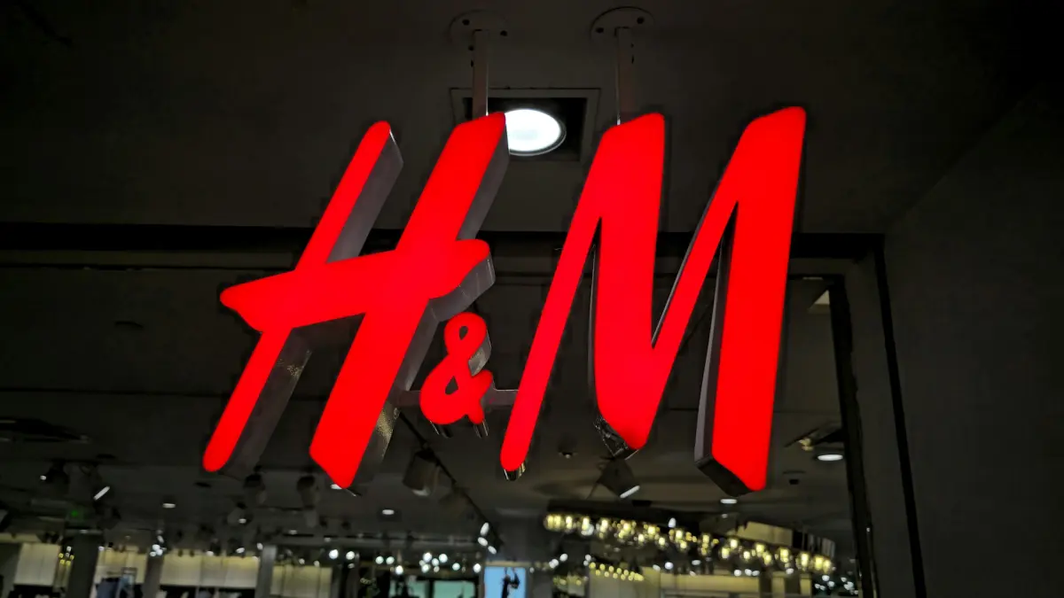 Ilustrasi Logo H&M (Unsplash/@zoshuacolah)