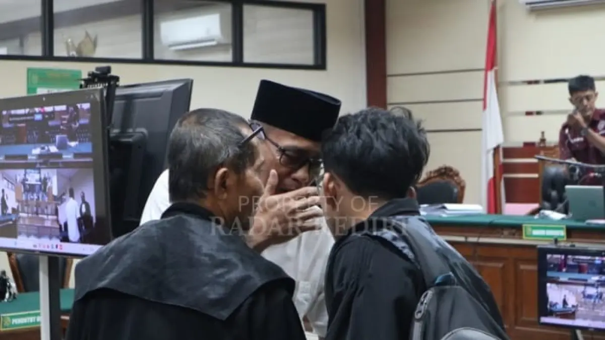 KOORDINASI: Imam Jamiin langsung berkoordinasi terkait tindak lanjut kasusnya setelah sidang putusan kasus rekrutmen perangkat desa kemarin. (Foto: Asad MS)