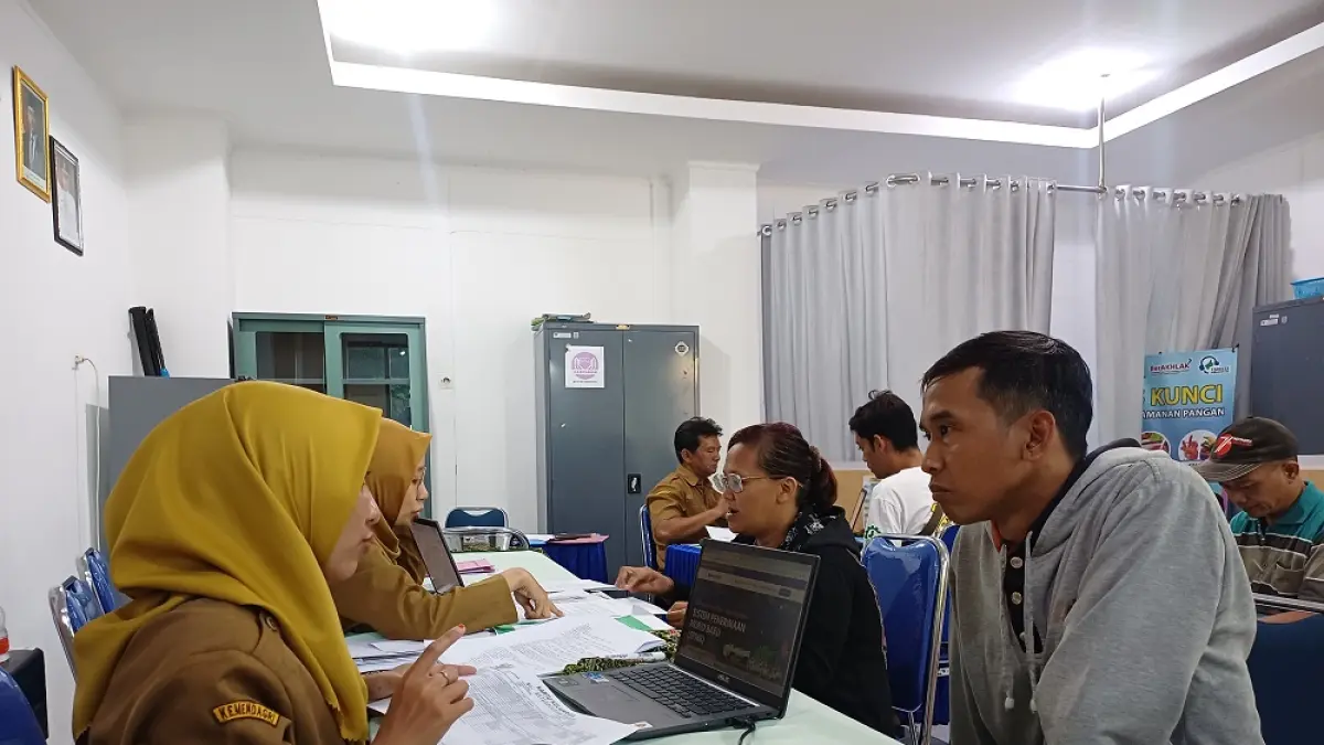 Orang tua calon siswa berkonsultasi dengan petugas sekretariat SPMB Kota Kediri untuk pendataan, Selasa (5/5). (Foto: Ayu Isma)