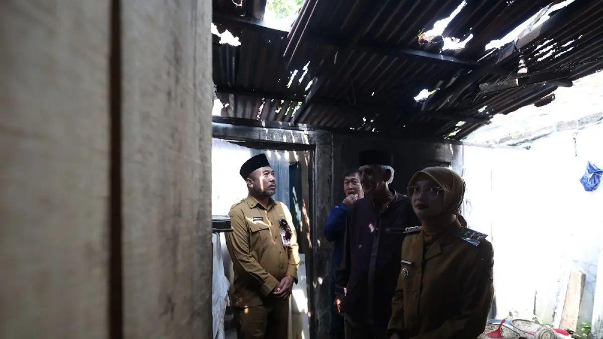 TIDAK LAYAK HUNI: Wali Kota Kediri Vinanda mengecek salah satu rutilahu di Kelurahan Ngronggo, Kecamatan Pesantren. (Foto: Wahyu Adji)
