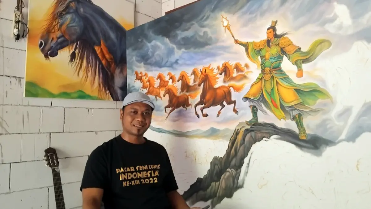 BAKAT TERPENDAM: Wahyudi Purnawan asyik melukis di rumahnya Desa/Kecamatan Pagu. Lukisannya diminati konsumen dalam negeri dan luar negeri. (Diana Yunita)