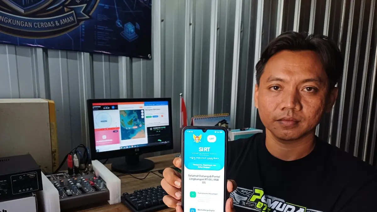 Ketua RT 05 RW 05 Kelurahan Gayam, Mojoroto, Adi Aminoto menunjukkan aplikasi keamanan yang dirancang salah satu warga bernama Topan Kristianata. (Foto: Ayu Isma)