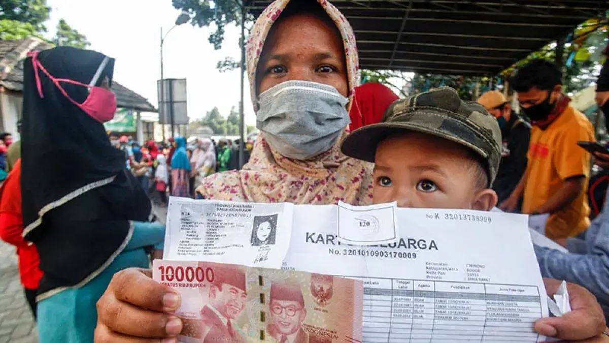KPM menerima pencairan bansos (ANTARA FOTO/Yulius Satria Wijaya/NZ.)