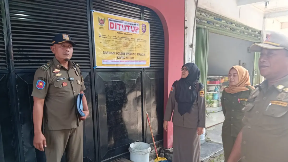 Satpol PP Kota Kediri tutup outlet penjual miras ilegal.
