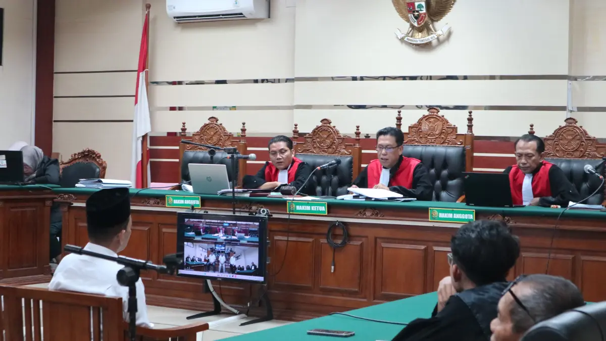 Suasana persidangan kasusu rekayasa rekrutmen perangkat desa saat hakim membacakan putusan. (Foto Asad MS)